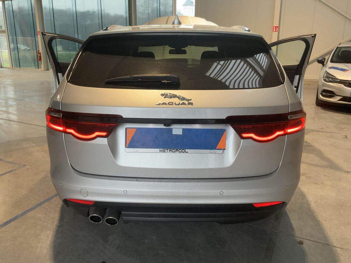 Jaguar XF 2018 — photo 8
