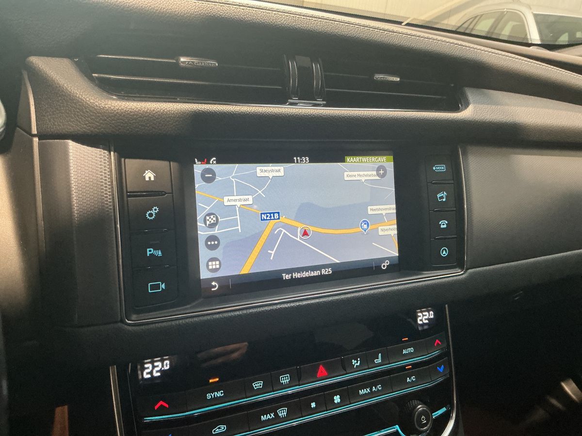 Jaguar XF 2018 — photo 24