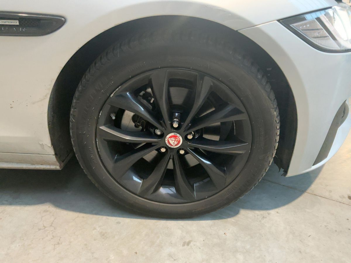 Jaguar XF 2018 — photo 12