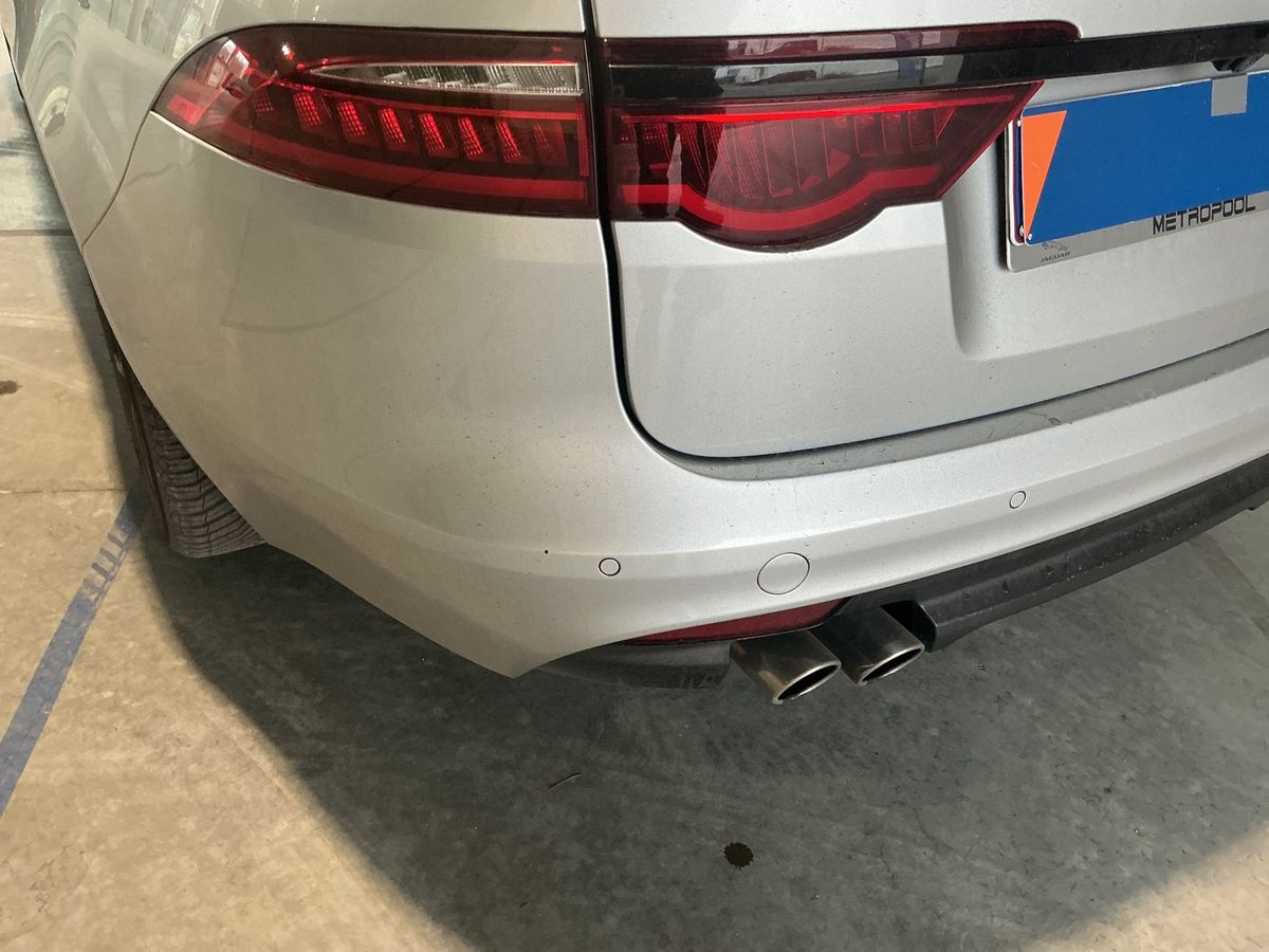 Jaguar XF 2018 — photo 30