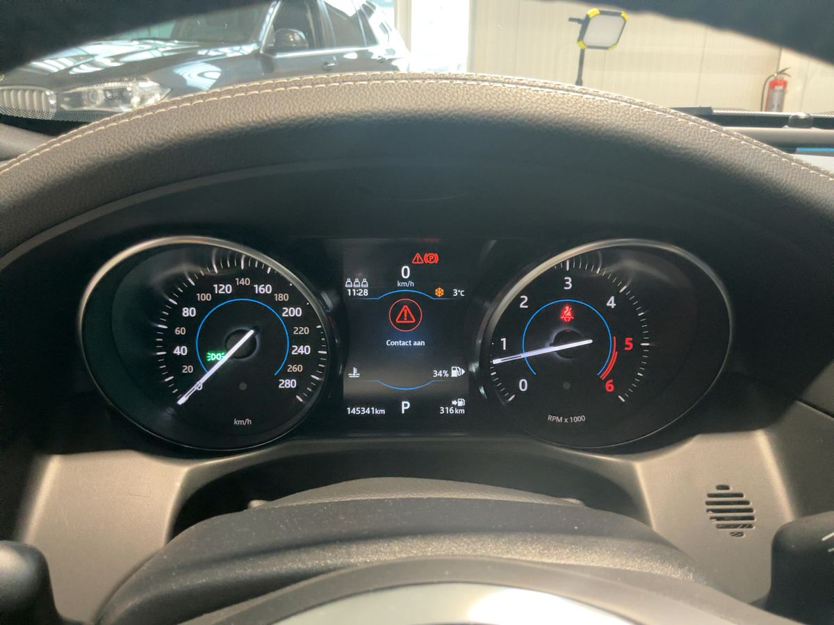 Jaguar XF 2018 — photo 19