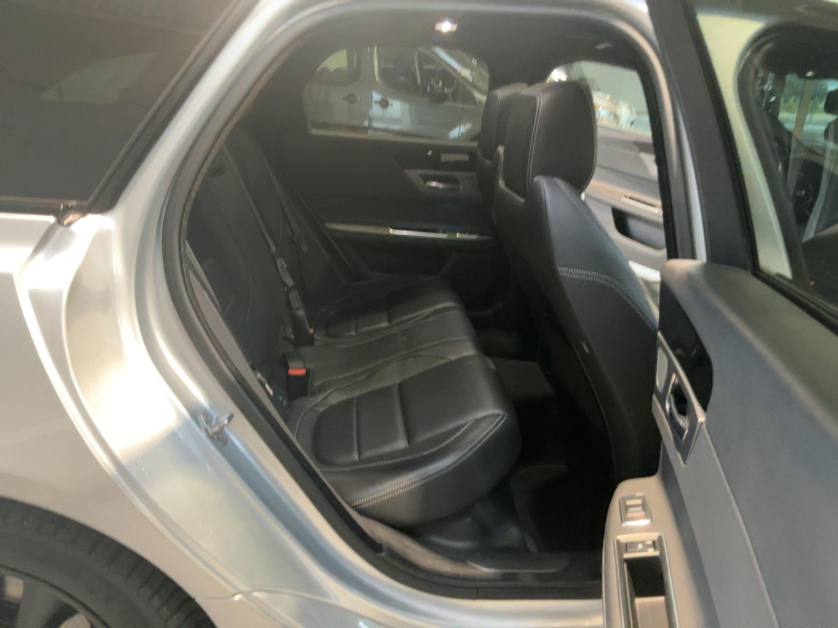 Jaguar XF 2018 — photo 20