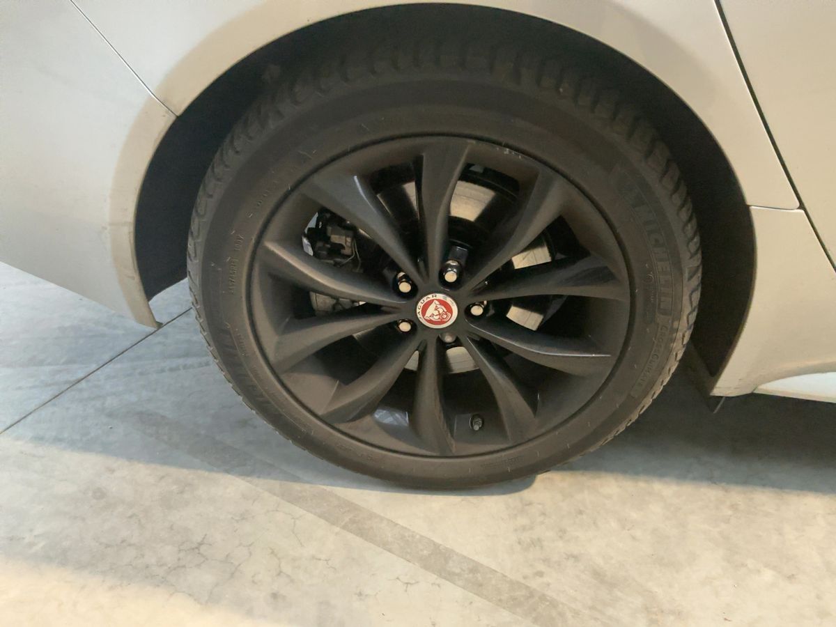 Jaguar XF 2018 — photo 10