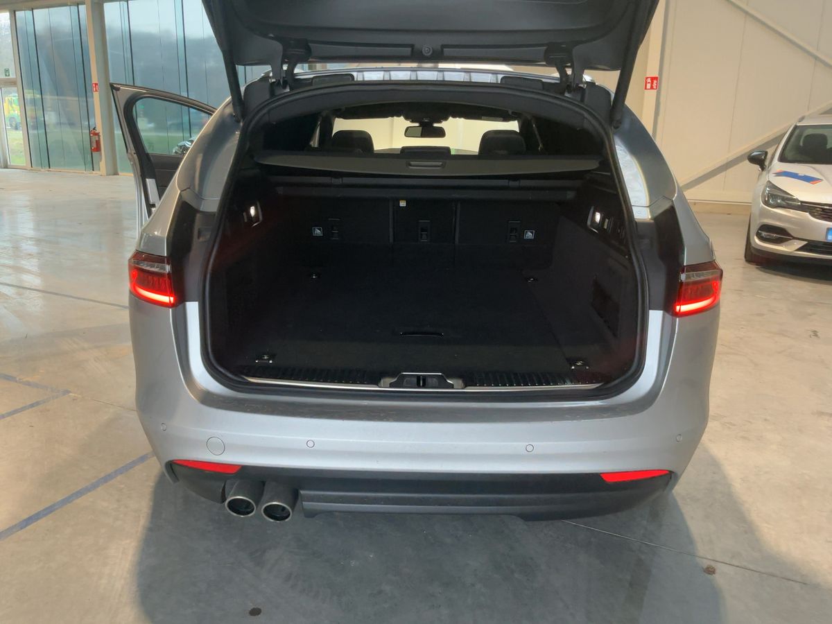 Jaguar XF 2018 — photo 16