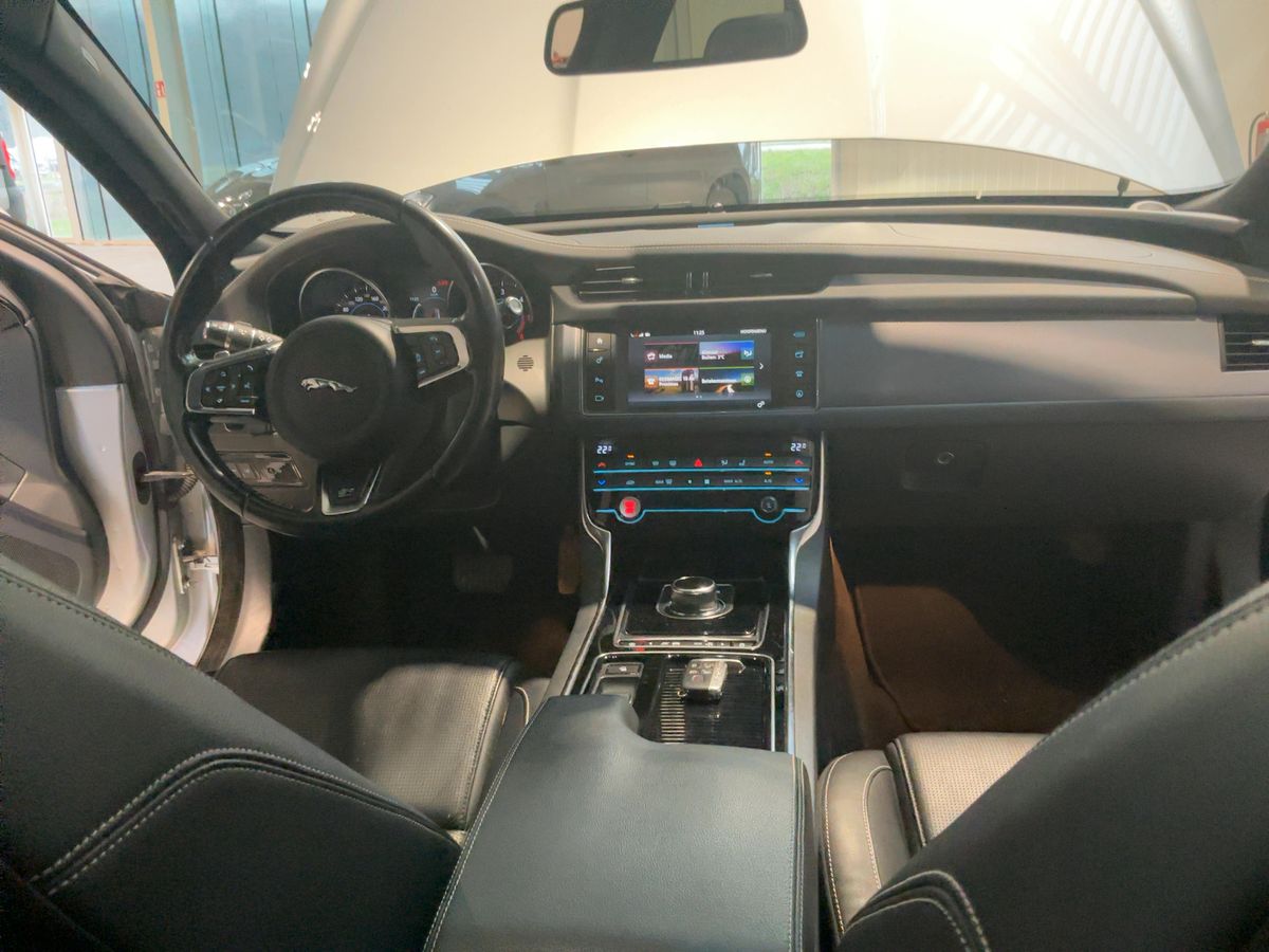 Jaguar XF 2018 — photo 18