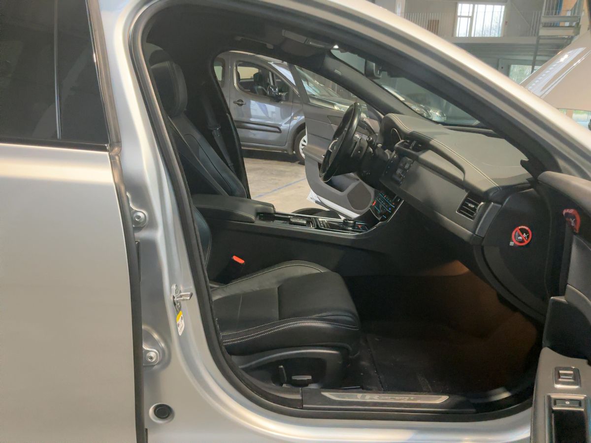 Jaguar XF 2018 — photo 17