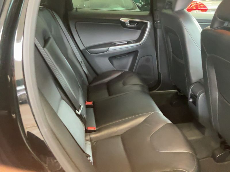 Volvo XC60 2.0 D4 Summum 2WD — zdjęcie 14