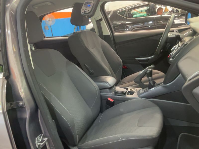 Ford Focus 1.6 Ti-VCT Titanium — zdjęcie 11