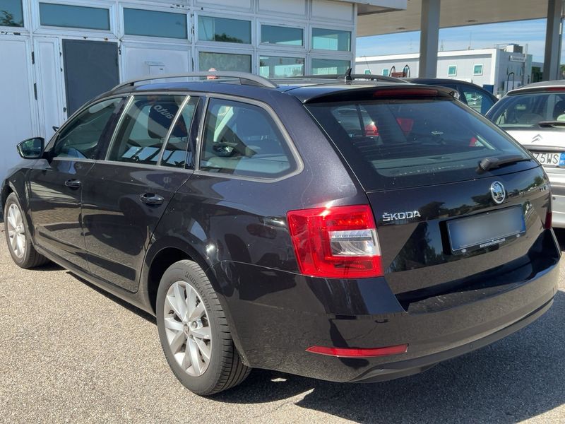 Skoda Octavia 2.0 TDI Executive — zdjęcie 3