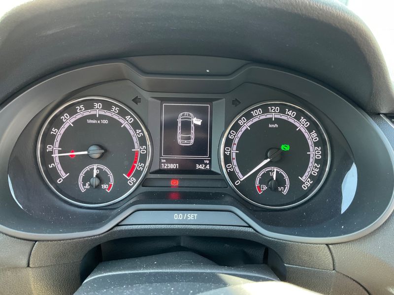 Skoda Octavia 2.0 TDI Executive — zdjęcie 13