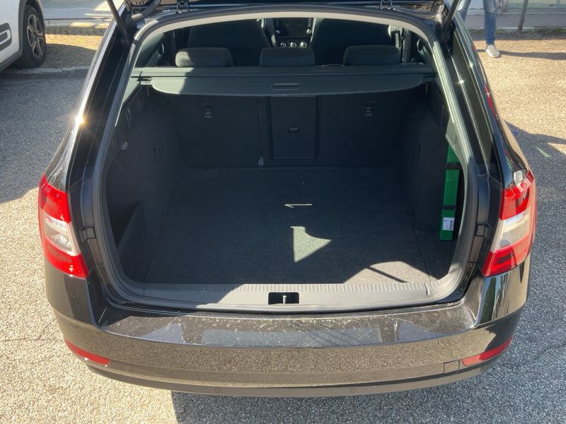 Skoda Octavia 2.0 TDI Executive — zdjęcie 10