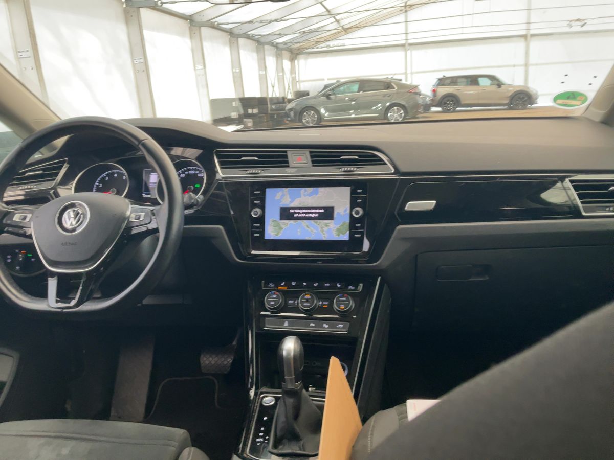 Volkswagen Touran 2018 — photo 18