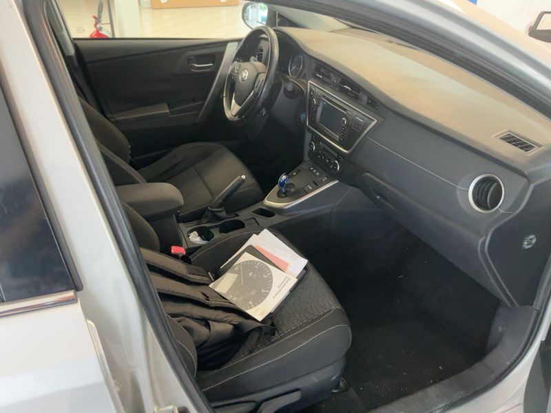 Toyota Auris Touring Sports 1.8 Hybrid Active — zdjęcie 11