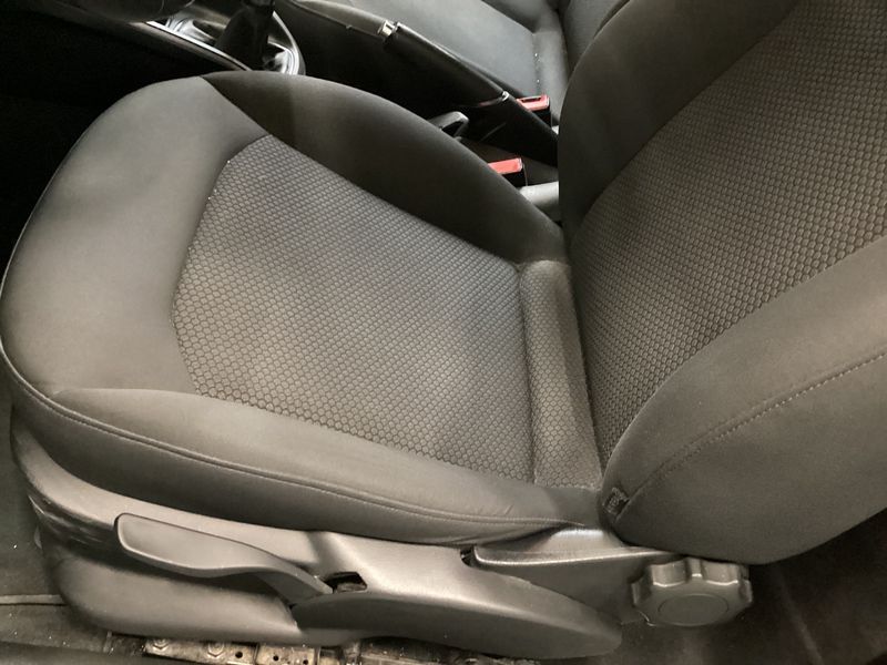Audi A1 1.6 TDI Attraction 2010 – снимка 29