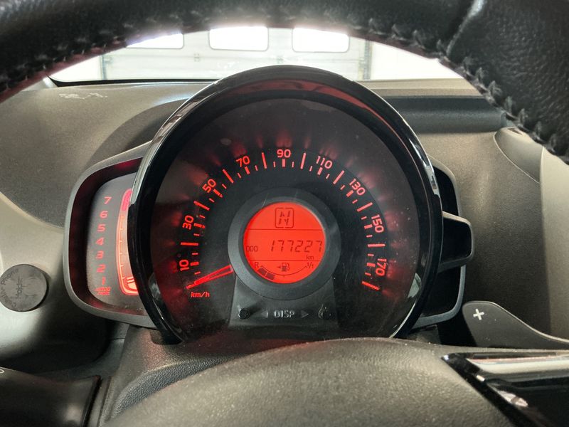 Toyota Aygo 1.0 X-Play — zdjęcie 13