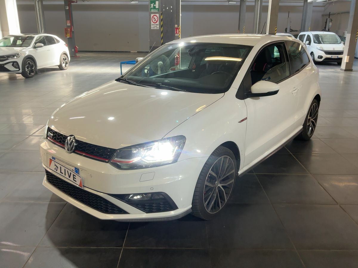 Volkswagen Polo 2015 — photo 1