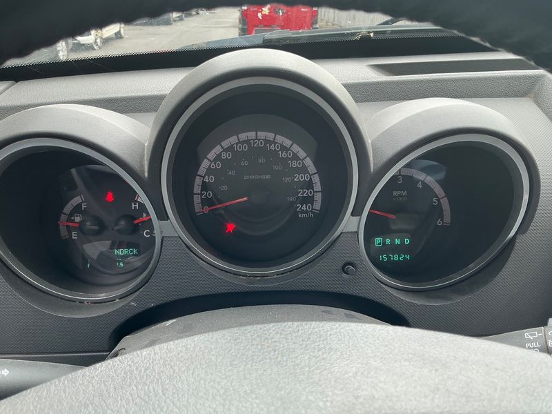 Dodge Nitro 2.8 CRD SXT — zdjęcie 13