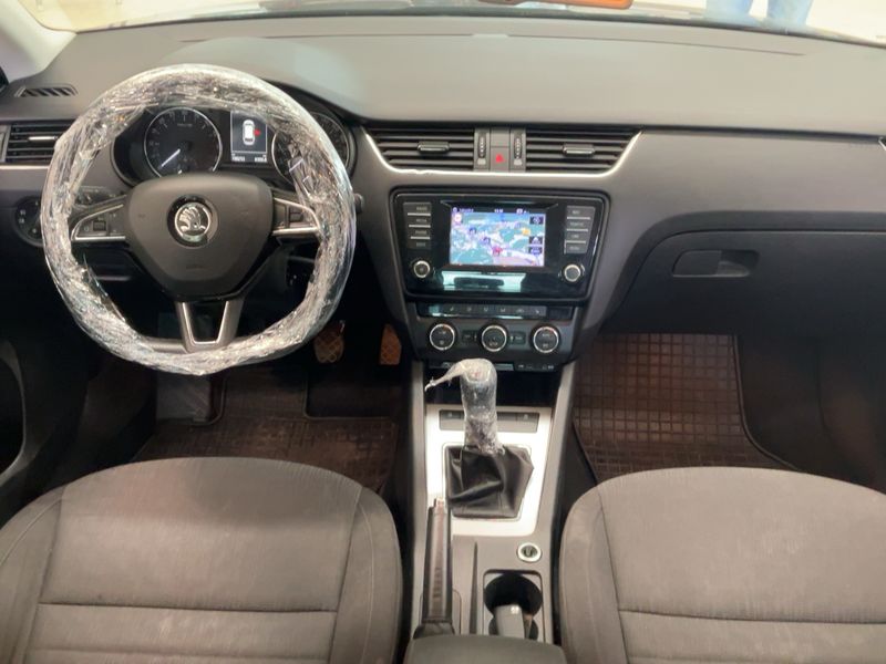 Skoda Octavia 1.6 TDI Elegance 4x4 — zdjęcie 12