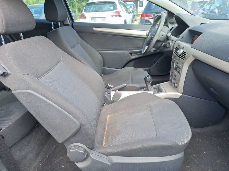 Opel Astra GTC 1.8 Innovation — zdjęcie 10
