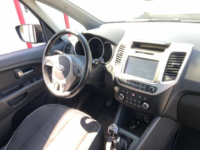 Kia Venga 1.6 CRDi Spirit — zdjęcie 12