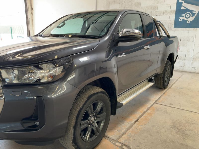 Toyota Hilux 2.4 D-4D Extra Cab Comfort 4x4 — zdjęcie 2