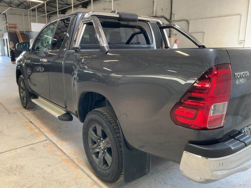 Toyota Hilux 2.4 D-4D Extra Cab Comfort 4x4 — zdjęcie 3