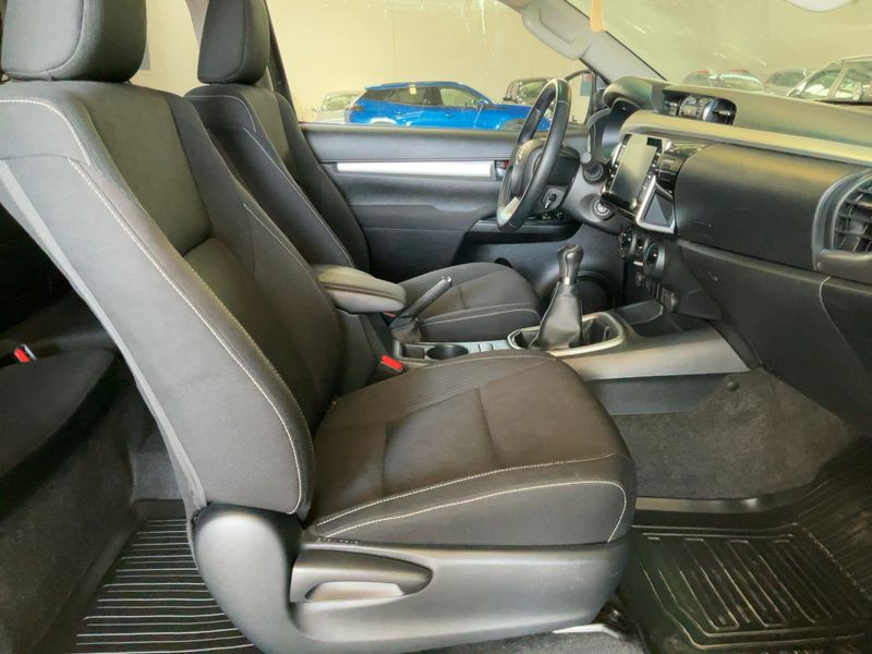Toyota Hilux 2.4 D-4D Extra Cab Comfort 4x4 — zdjęcie 11