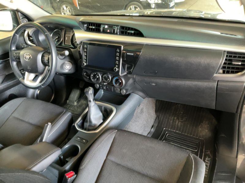 Toyota Hilux 2.4 D-4D Extra Cab Comfort 4x4 — zdjęcie 12