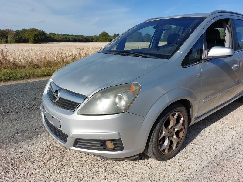 Opel Zafira 1.9 CDTI Cosmo — zdjęcie 2