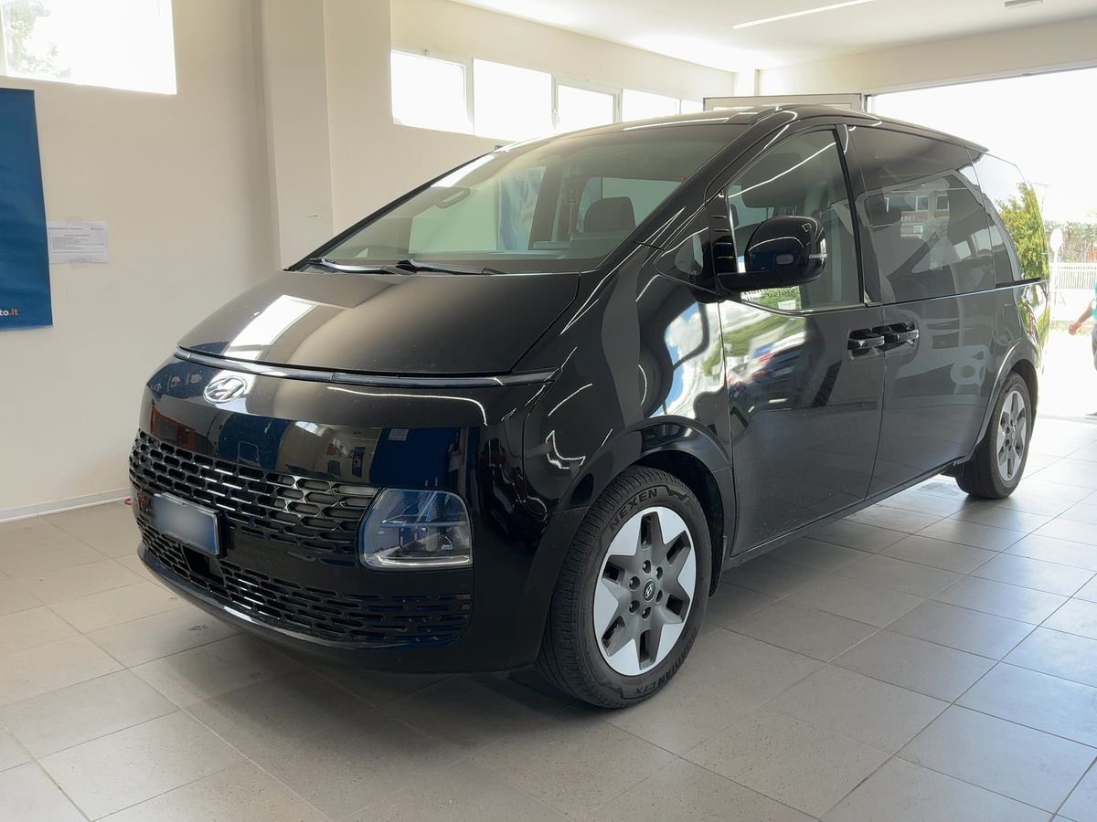 Hyundai Staria 2023 — photo 1