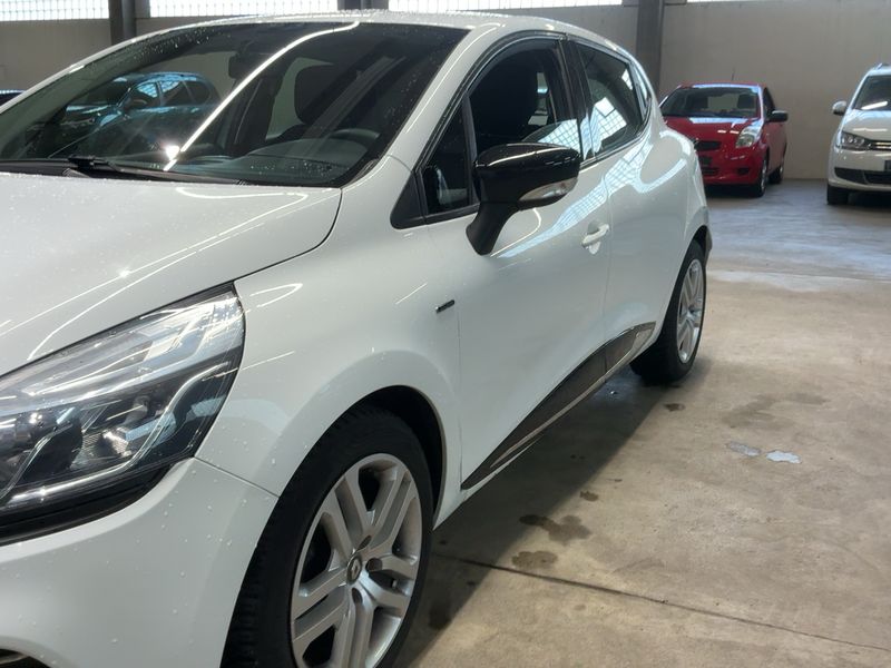 Renault Clio 1.2 Limited — zdjęcie 2