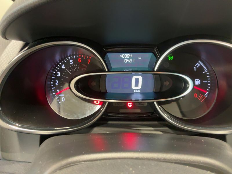 Renault Clio 1.2 Limited — zdjęcie 13