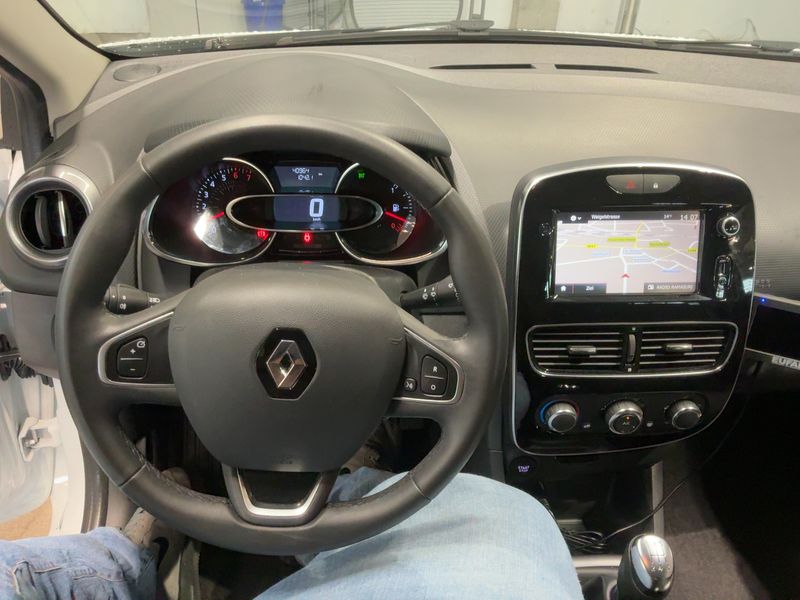 Renault Clio 1.2 Limited — zdjęcie 12