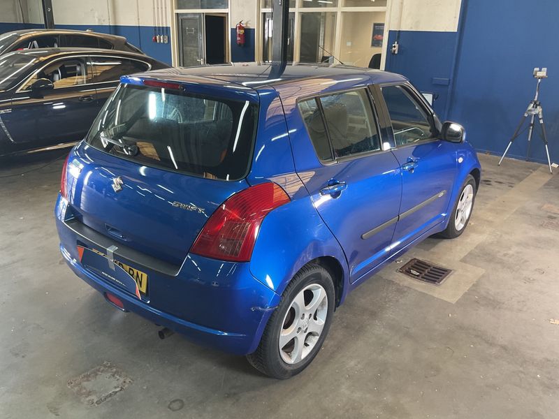 Suzuki Swift 1.5 Comfort — zdjęcie 2