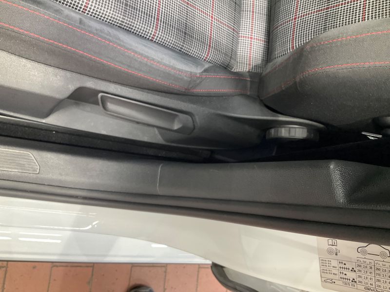 Volkswagen Golf VIII 2.0 TSI GTI 2022 – снимка 24