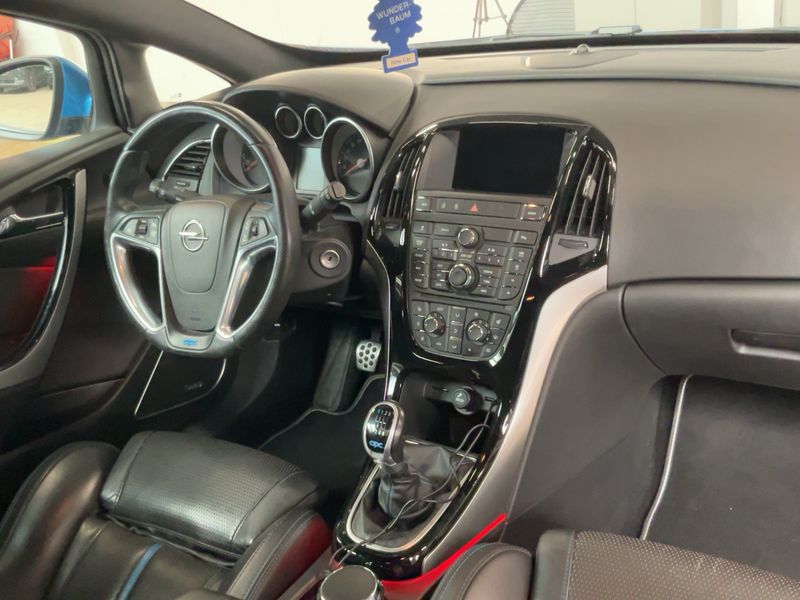 Opel Astra GTC 2.0 Turbo OPC — zdjęcie 12