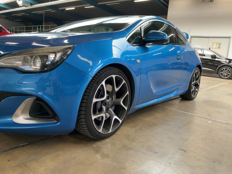 Opel Astra GTC 2.0 Turbo OPC — zdjęcie 2