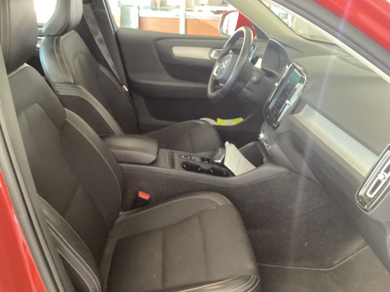 Volvo XC40 2.0 D3 Momentum 2WD — zdjęcie 11