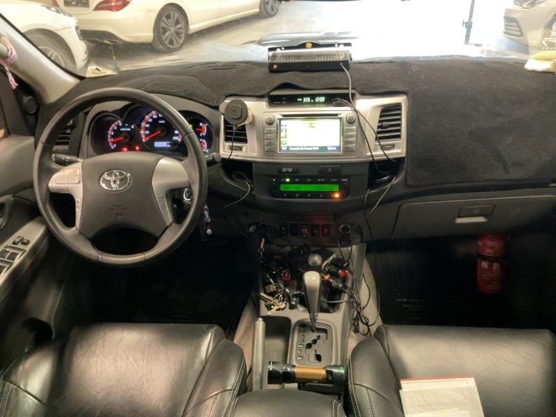 Toyota Hilux 3.0 Turbodiesel Double Cab Life 4x4 — zdjęcie 12