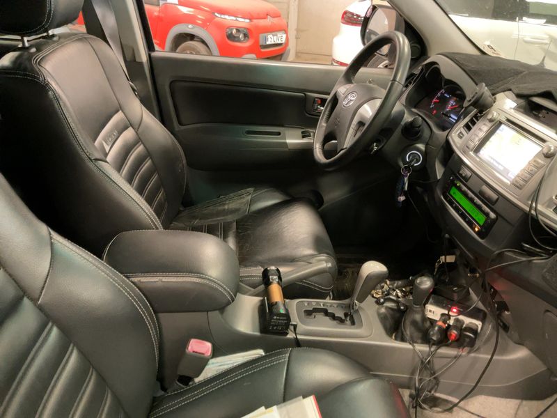 Toyota Hilux 3.0 Turbodiesel Double Cab Life 4x4 — zdjęcie 11