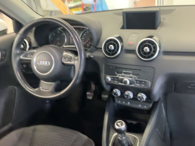 Audi A1 1.6 TDI Ambition — zdjęcie 12