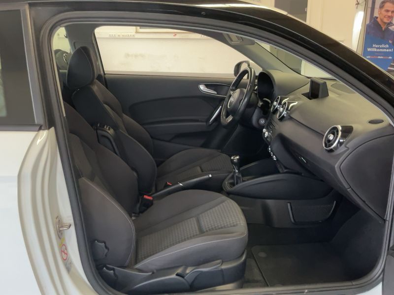Audi A1 1.6 TDI Ambition — zdjęcie 11