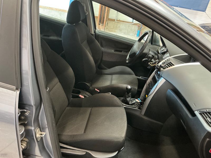 Peugeot 207 1.4 HDi Premium — zdjęcie 3