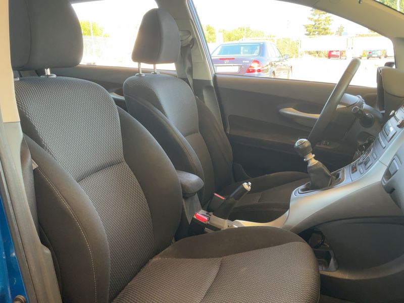 Toyota Auris 1.4 Turbodiesel Active — zdjęcie 11