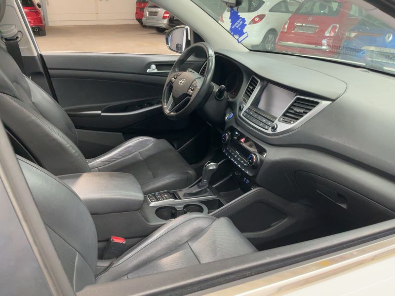Hyundai Tucson 2.0 CRDi Premium 4WD — zdjęcie 11