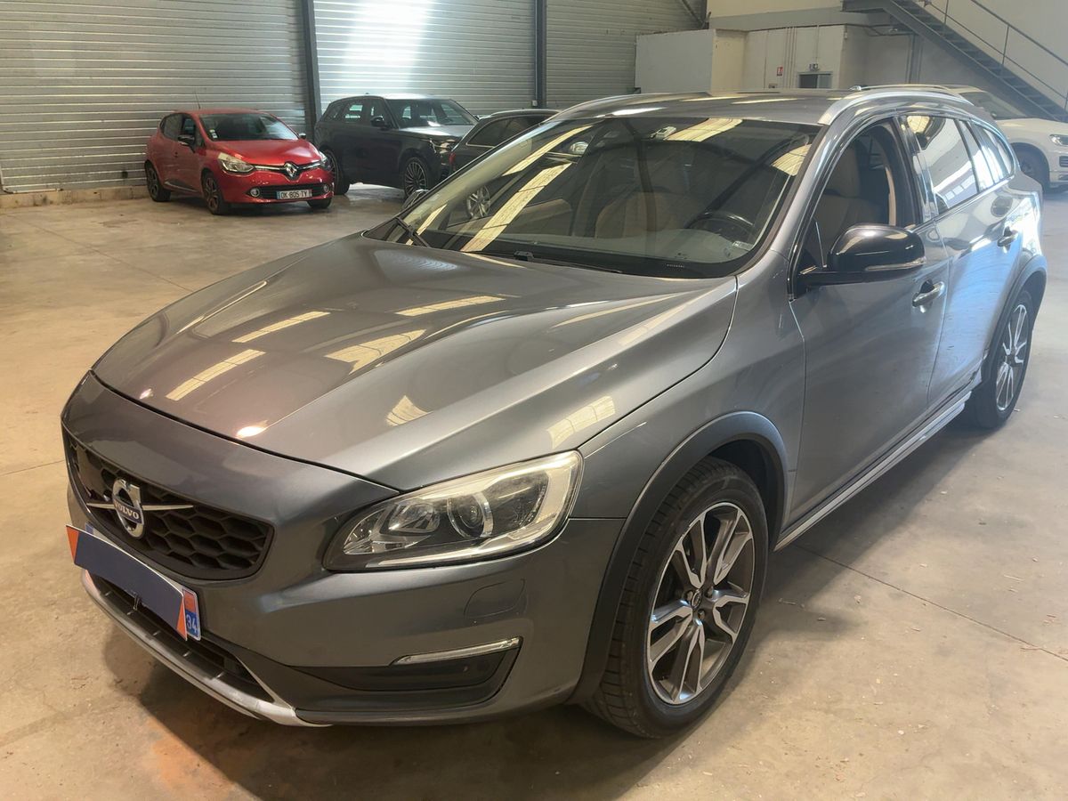 Volvo V60 2015 — photo 1
