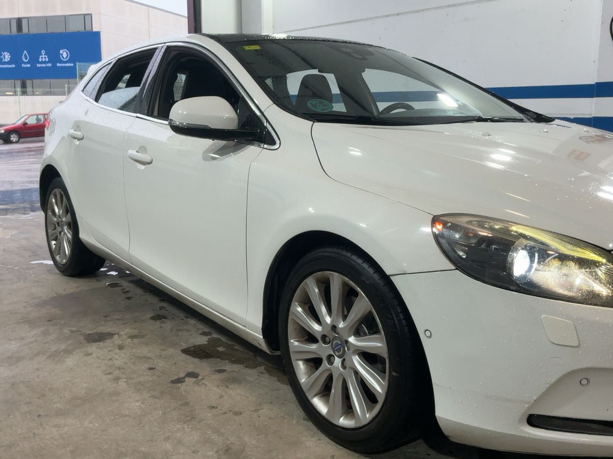 Volvo V40 2013 — photo 13