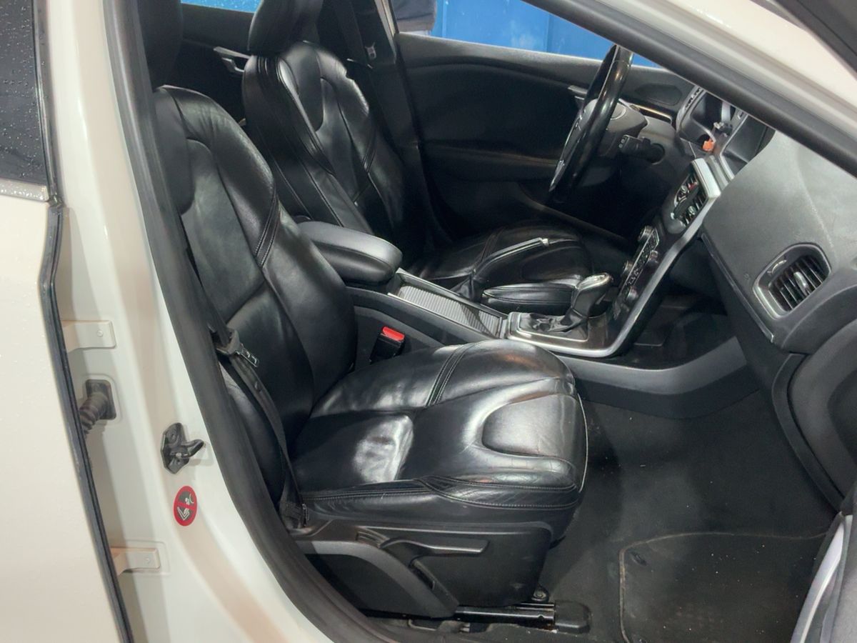 Volvo V40 2013 — photo 17