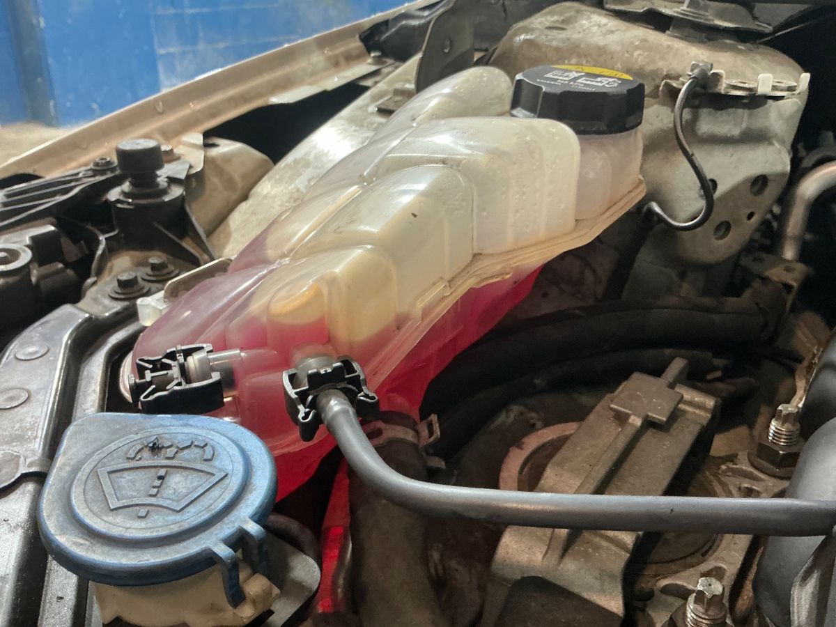 Volvo V40 2013 — photo 34