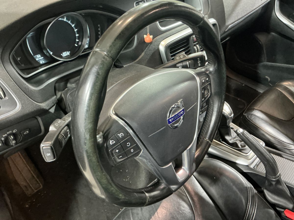 Volvo V40 2013 — photo 30